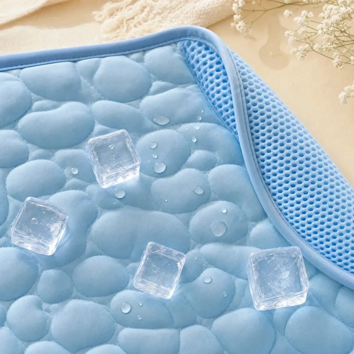 Nahaufnahme der azurblauen Steppmatte mit atmungsaktivem Mesh und Eiswürfeln